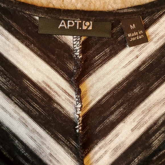 Apt.9 size Medium 3/4 sleeved chevron top - Picture 6 of 8